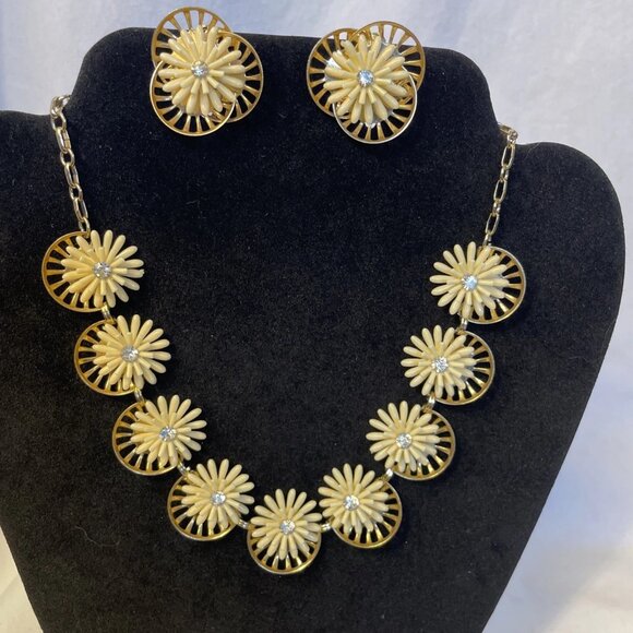 Cream Flowers Rhinestone Center Gold Tone Backing 15 In Necklace and Earrings - Picture 5 of 10